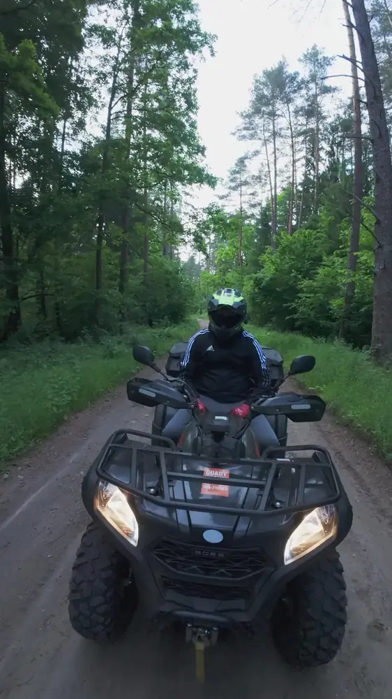 Przejazd quadami po leśnej trasie na Warmii
